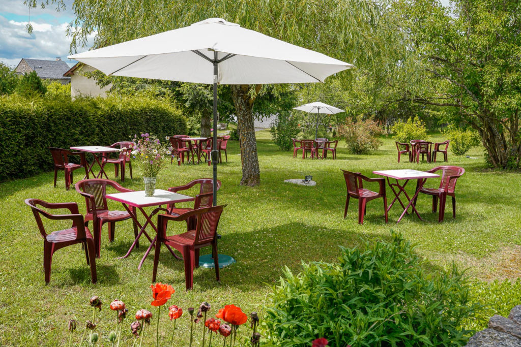 La terrasse du restaurant L'Oustal de Parent à Saint-Alban-sur-Limagnole